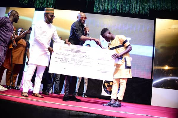 Winner, Ezeh Godstime collecting his prize money from 2Face
