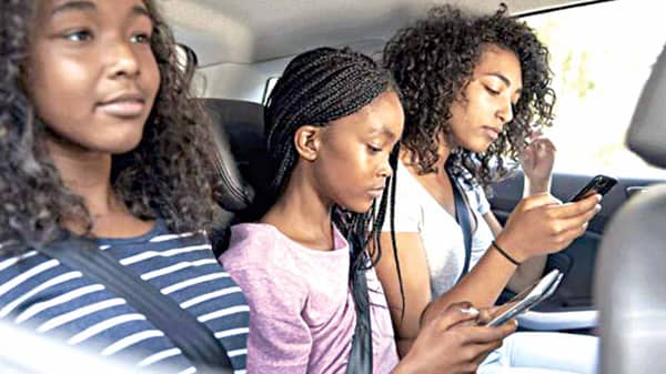 106315379_girlsonphones