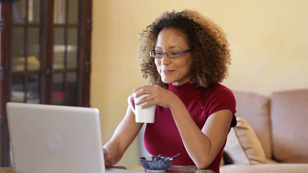 African American woman using a Laptop Photo – Shutterstock