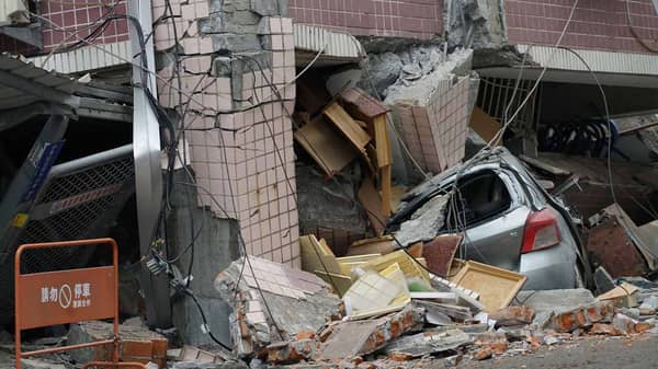 taiwan-earthquake-crushed-car