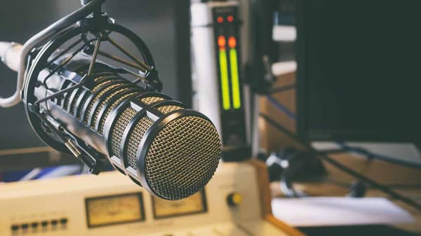 microphone-in-radio-studio-614523672-00c88cd33f4048cc846cbe3e19e8c94c