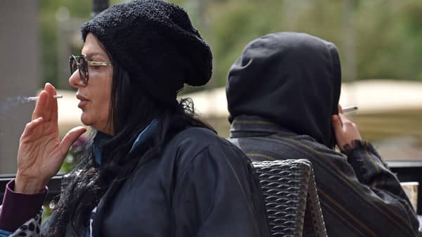 SAUDI-WOMEN-SMOKING-SOCIAL