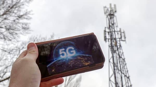 5G phone near telecom mast – Image: The Guardian UK/Steve Parsons/PA