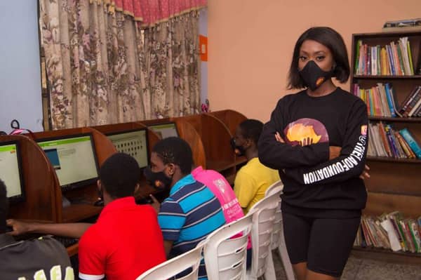 Linda-Osifo-Donates-Computer-scaled