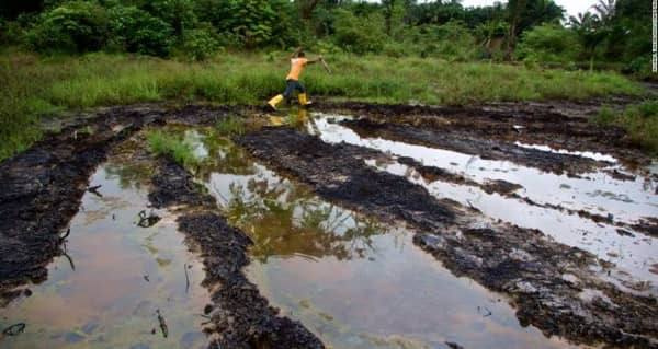 151109164752-niger-delta-water-contam-jump-super-169-620×330