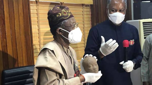 Minister-of-Information-and-Culture-Lai-Mohammed-holding-the-repatriated-Ife-Terracotta-Artefact-and-the-Minister-of-Foreign-Affairs-Geoffrey-Onyema