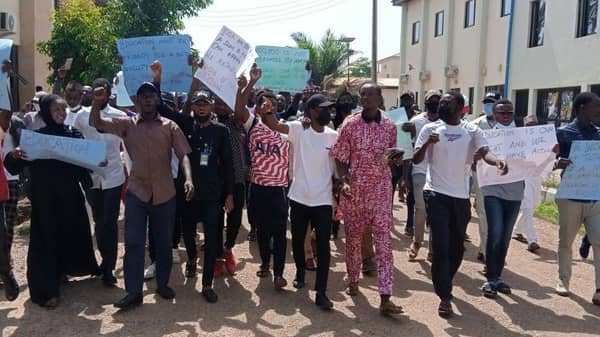 Students-of-Kaduna-State-University-protesting-school-fees-increase-in-Kaduna-on-Wednesday-1024x444__01