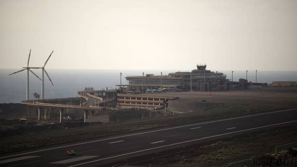 SPAIN-VOLCANO-AIRPORT