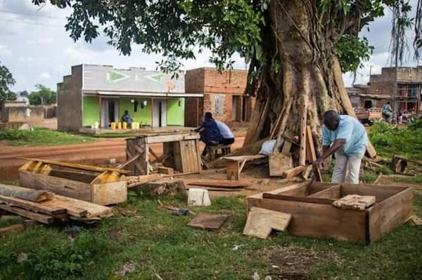 Ugandan teachers turn coffin-makers