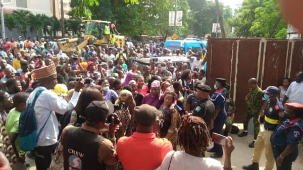 E8E3E909-78D4-4BB4-A357-E04C96B3B895