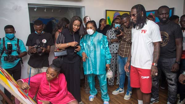 Nissi-in-a-live-painting-session-in-front-of-her-family-and-guests