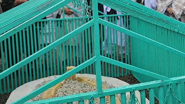 AFGHANISTAN-TALIBAN-OMAR-MASSOUD-TOMB