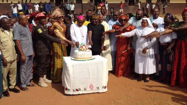 Archbishop-Okeke-with-other-priests-and-officials-of-Onitsha-Correctional-Centre-cutting-Christmas-Cake-for-the-inmates