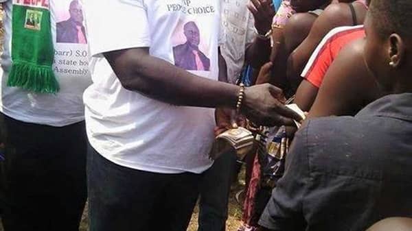 Politicians-sharing-money-for-votes-540×470-1