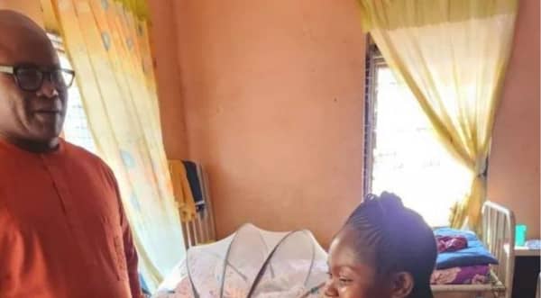 Eze-and-Mrs-Orajiobi-when-he-visited-the-hospital-696×385