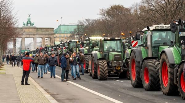Polish farmers block key road into Germany