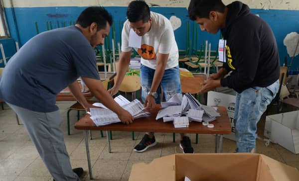 ECUADOR-POLITICS-DRUGS-CRIME-ARMY-REFERENDUM-VOTE