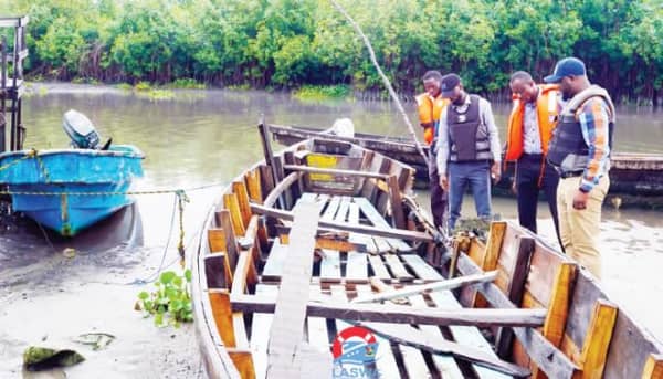 The-capsized-boat-being-invested-by-officials-of-the-Bonny-Local-Government-Counicl