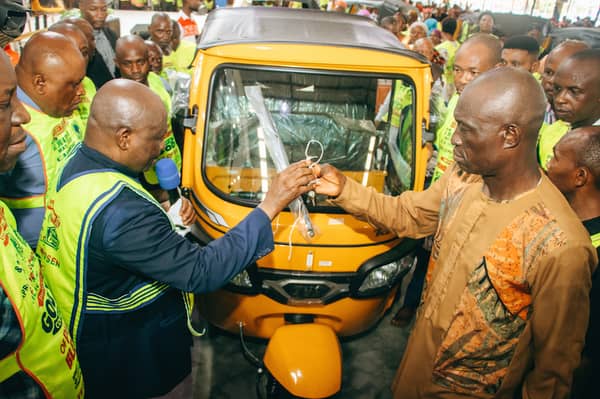 Bro. Emmanuel Tanimola from Edo state,receiving the key to tricycle (keke Marwa) from Pastor Lazarus Muoka (G.O) of the Lord’s Chosen during Easter retret last week.