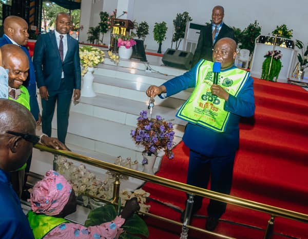 G.O of the Lord’s Chosen handing over the key of highlander jeep to Mrs Charity Chioma Onyemaechi (Mama FESTEAC) for her evangelical prowess (1)