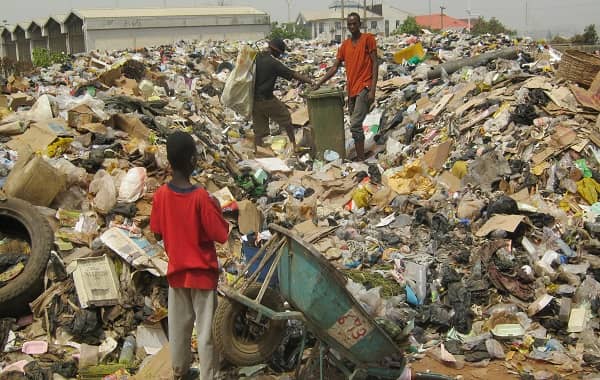 Picture-of-scavengers-at-a-dumping-site