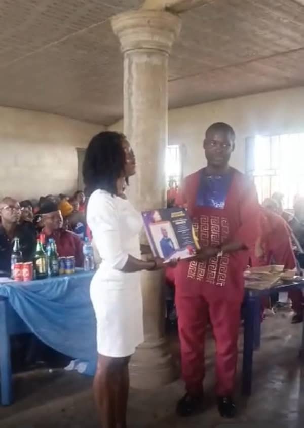 Esther Chinatu Nnadi, Joe-Blaise Nnaemeka Akanazu’s secretary (left), receiving the award on behalf of the author, at Chrisland Model Schools, Nekede, Owerri.