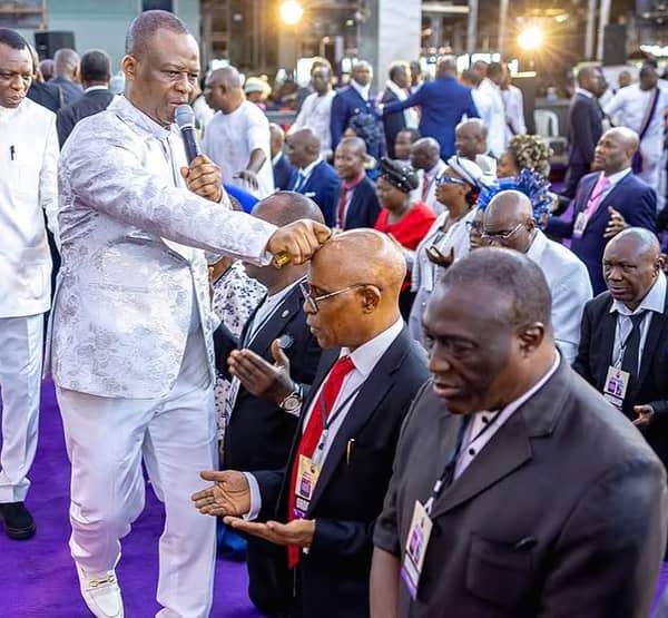 Dr. Daniel OlukoyaOrdainingPastors2