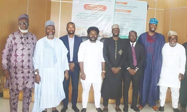 PHOTO (Muslims embrace) 22-8-25