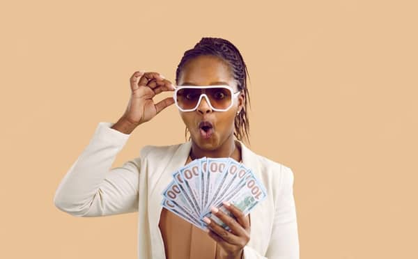 Nigerians turn to dollar-based businesses amid naira volatility