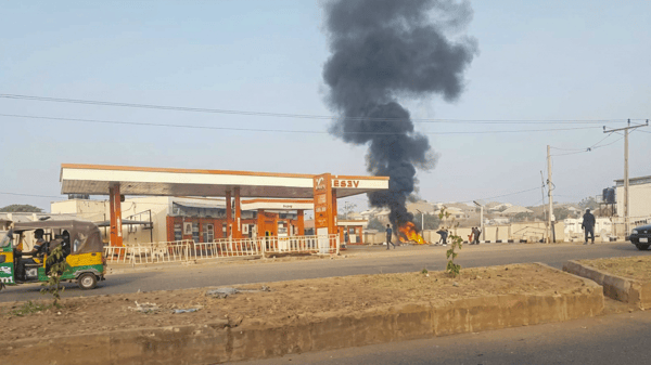 A petroleum and cooking gas filling station along the Bukuru Expressway in Jos, Plateau State on fire