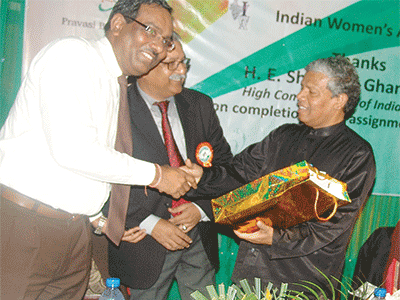 President, Indian Professionals Forum, Vinod Kumar Garg presenting a gift to the out-going High Commissioner of India to Nigeria, Shri A.R. Ghanashyam at the event 