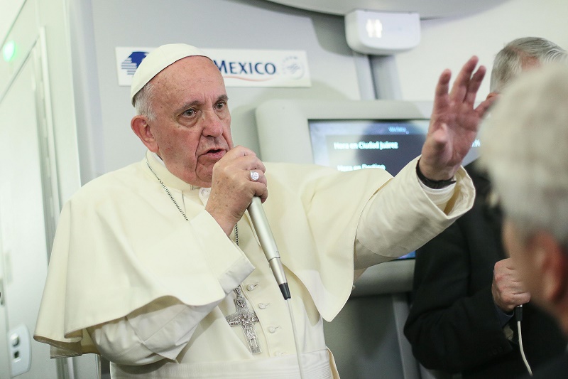 Pope Francis speaks to journalists aboard the flight from Mexico to Italy, on February 18, 2016. Pope Francis left Rome on February 11, 2016 bound for Cuba, where he met Russian Patriarch Kirill before continuing on to Mexico for a five-day visit. AFP PHOTO / ALESSANDRO DI MEO / AFP / POOL / ALESSANDRO DI MEO