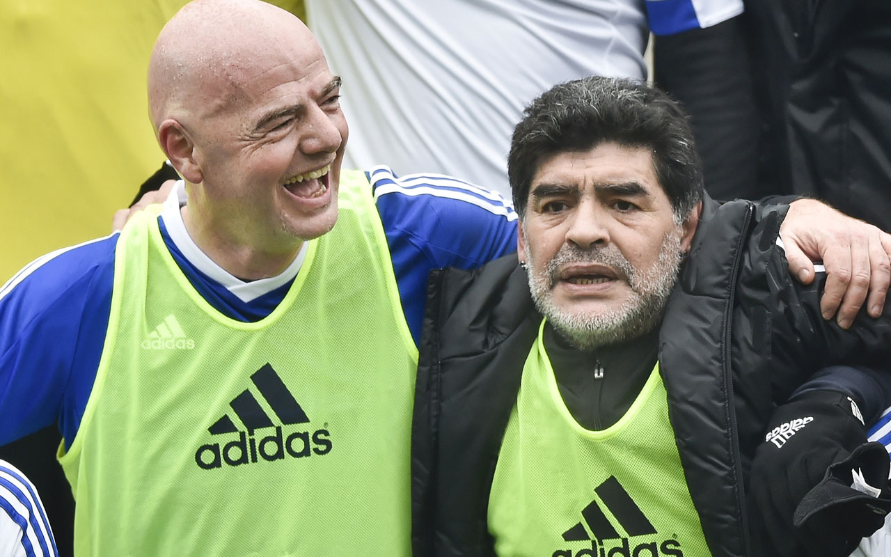 FIFA president Gianni Infantino (L) and Argentinian retired professional footballer Diego Armando Maradona (R) poses with football player legends for a group picture after a FIFA Football Legends football game ahead of The Best FIFA Football Awards 2016 on January 9, 2017 at the FIFA's headquarters in Zurich. / AFP PHOTO / Michael Buholzer / ALTERNATIVE CROP