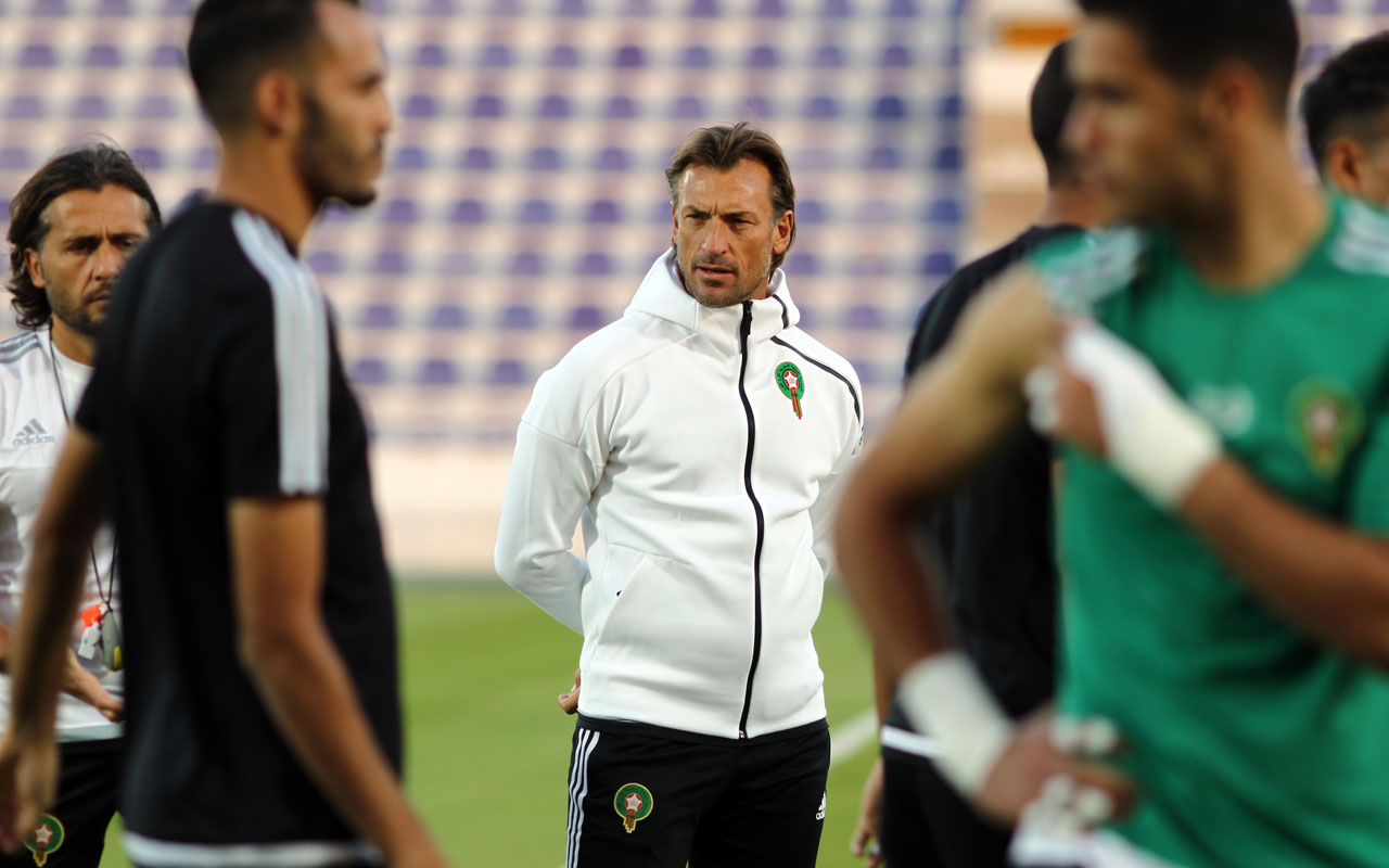 (FILES) This file photo taken on January 5, 2017 shows Morocco's French head coach Herve Renard (C) attending a training session with his players at the Sheikh Tahnoun Bin Mohammed Stadium in Al Ain, as part of the preparations ahead of the African Cup of Nations. / AFP PHOTO / NEZAR BALOUT