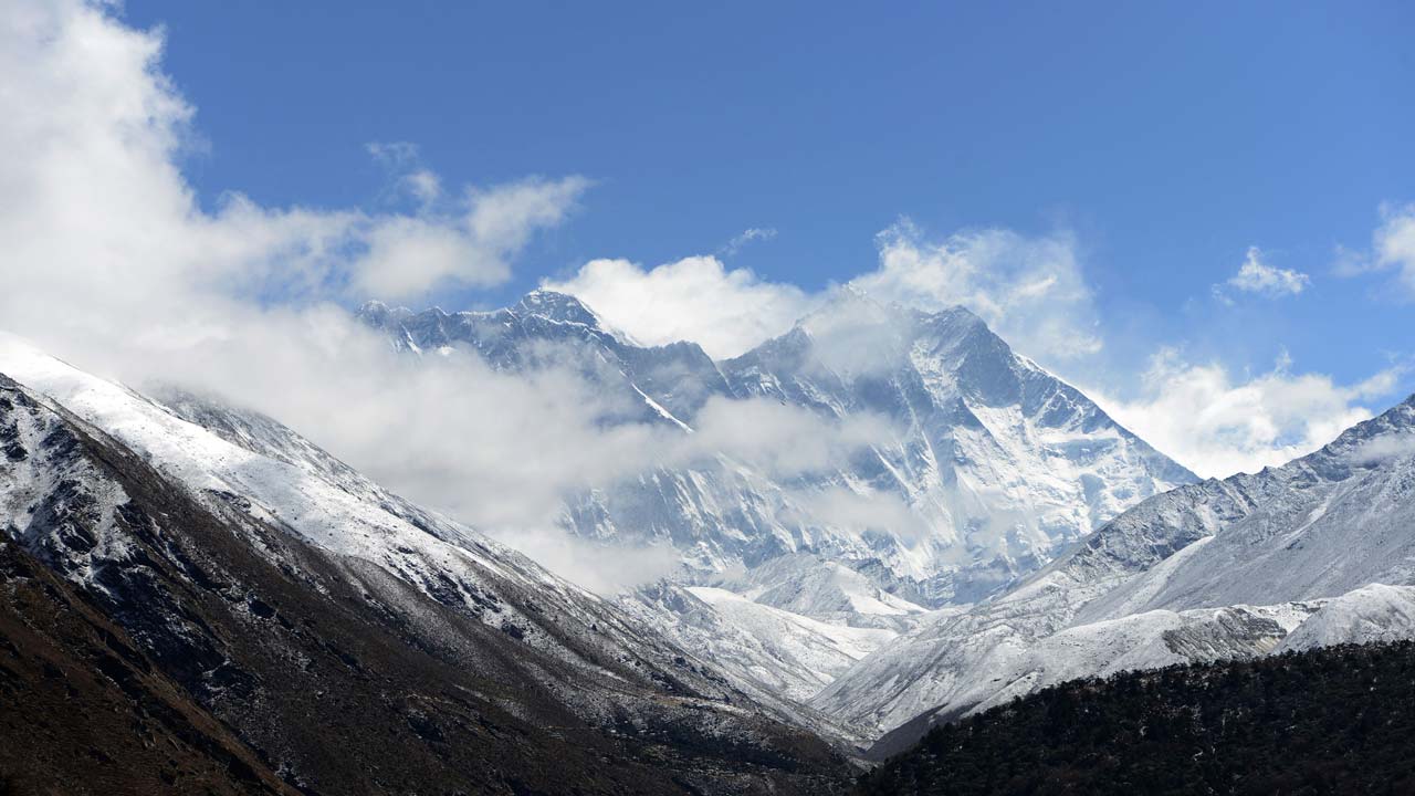 Nepal fines solo Everest climber without permit $22,000 | The Guardian ...