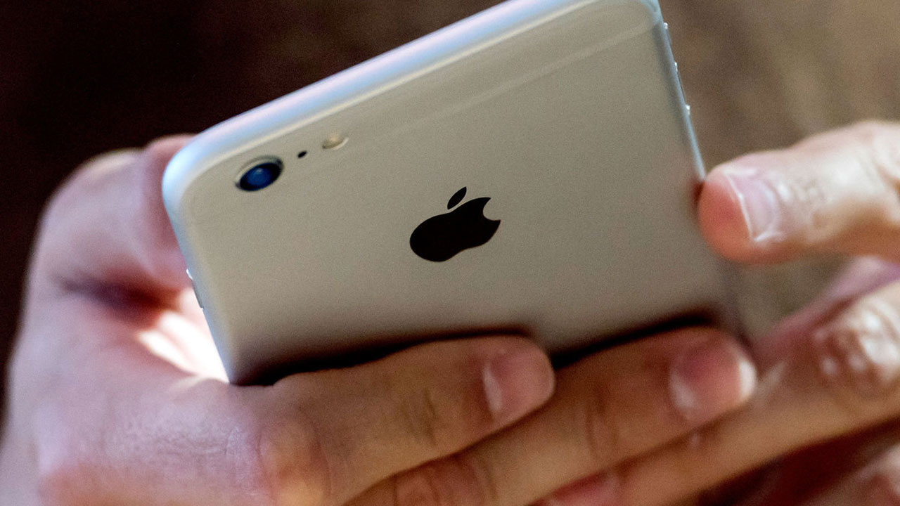                                     Apple admits to slowing iPhones as batteries age                                                                                                                                                                                                              