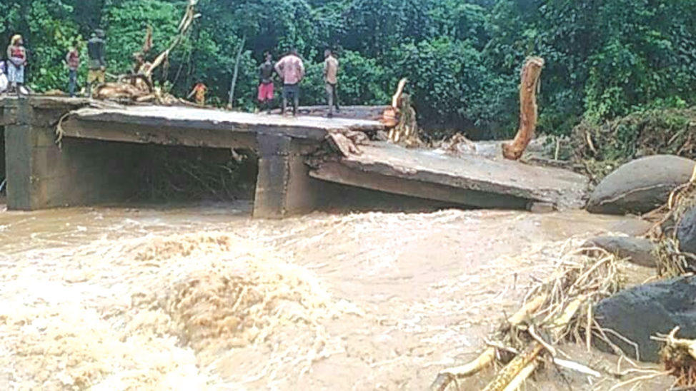 Flood sacks 12 communities, destroys 3,000 farmlands in Cross River ...