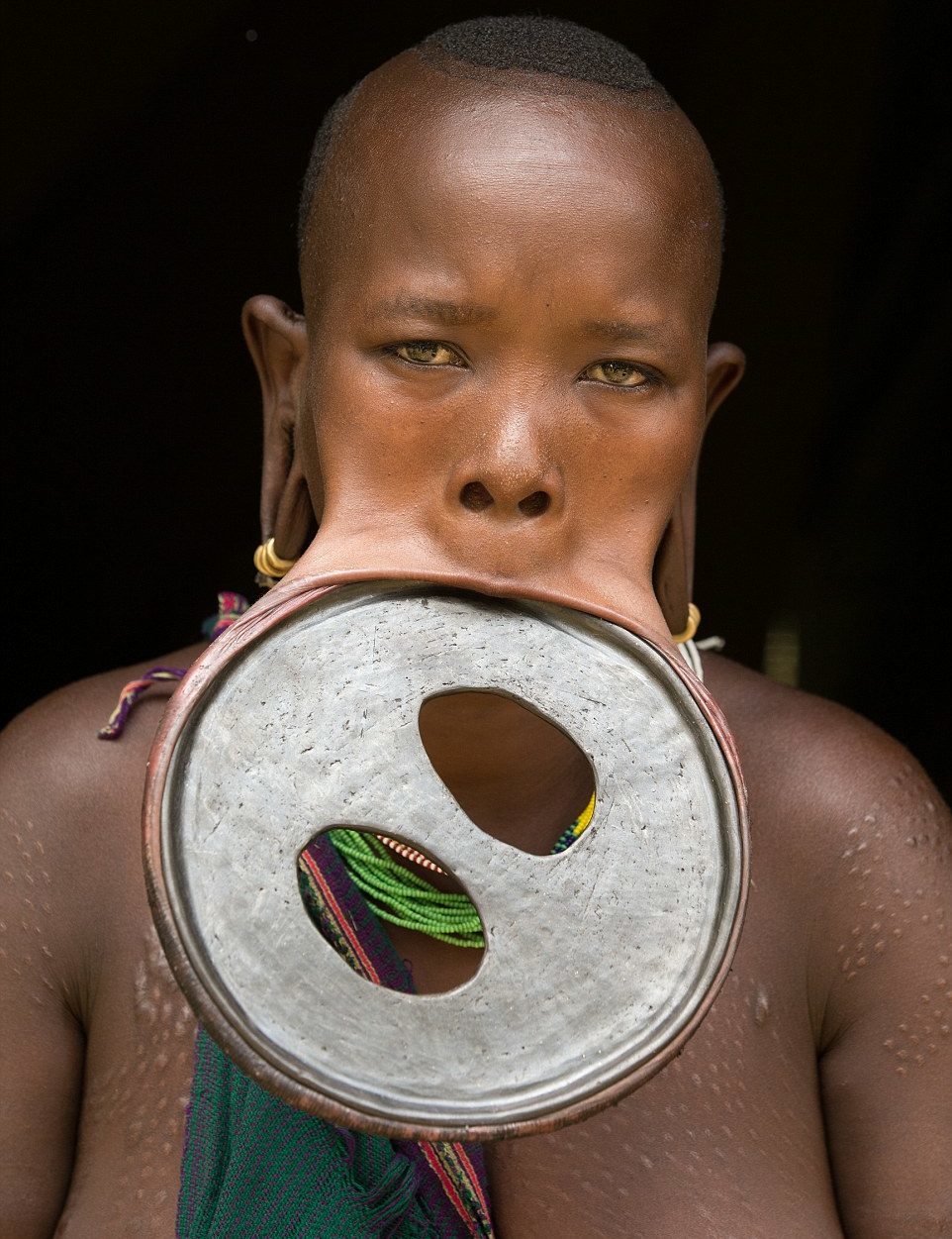 the-ethiopian-tribe-where-a-lip-plate-makes-you-more-attractive-the