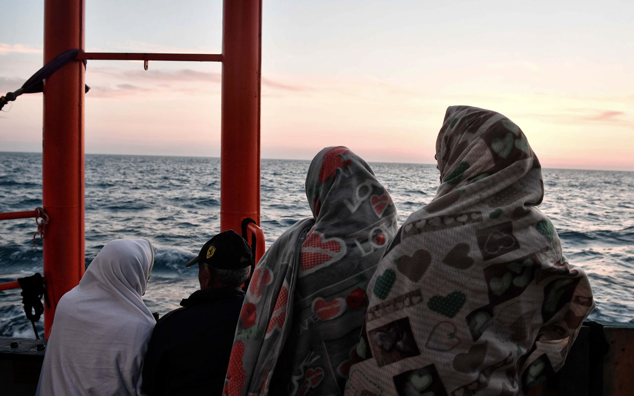 Nearly 1,000 Migrants Rescued Off Libya Coast: Navy | The Guardian ...