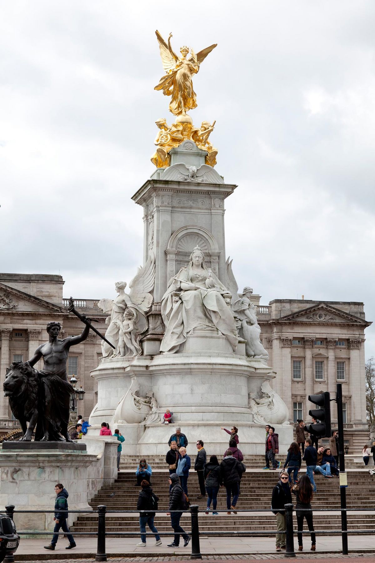 Как переводится opposite the palace there is a beautiful statue of queen victoria