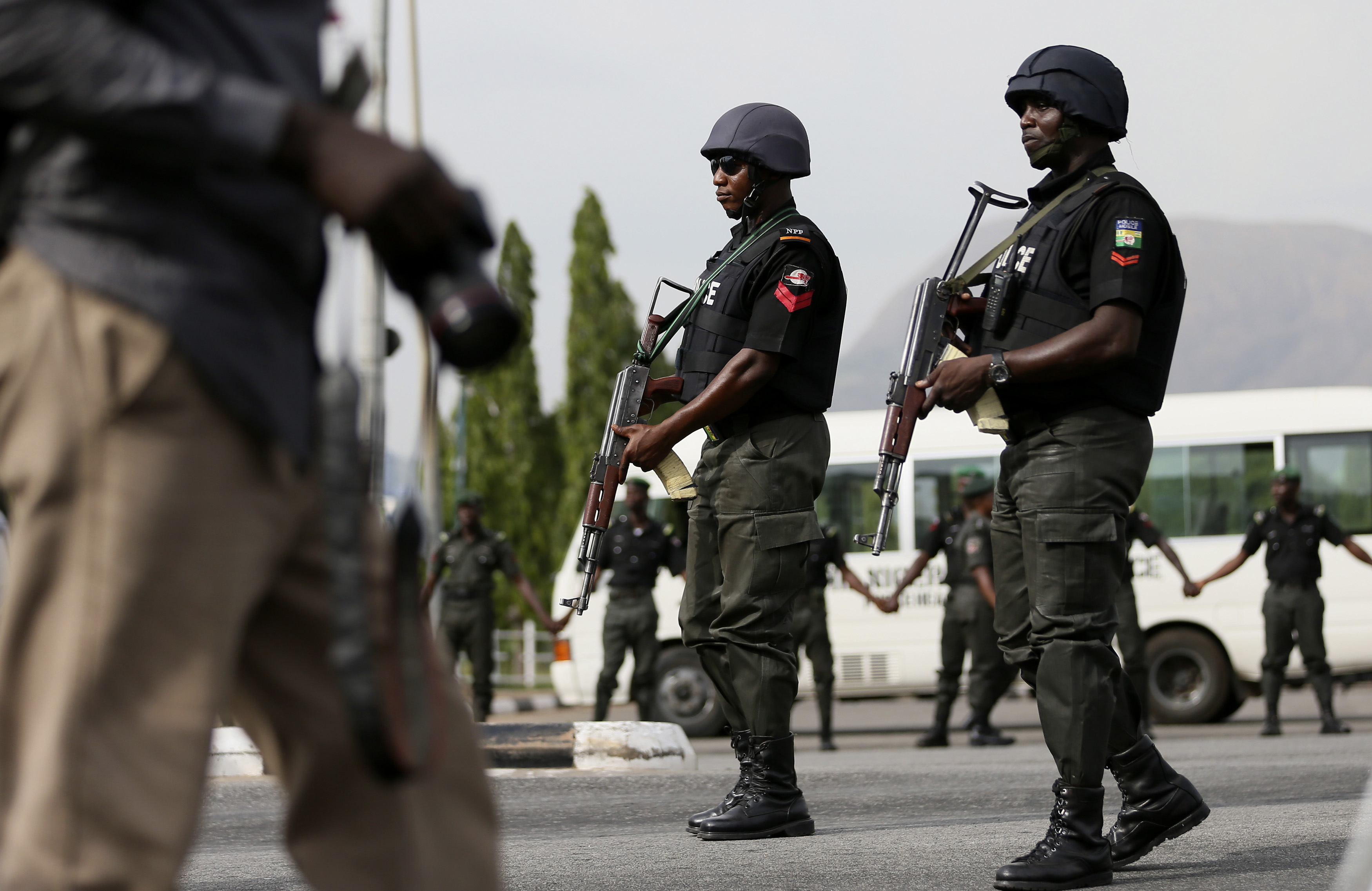Вооруженное нападение 2. Полиция Нигерии. Нигерия Военная полиция. Нигерийский полицейский.