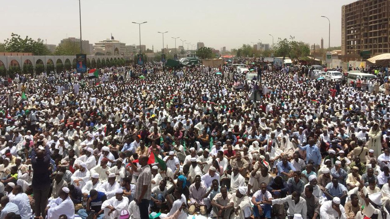 Sudan new military rulers offer dialogue as protests rage | The ...