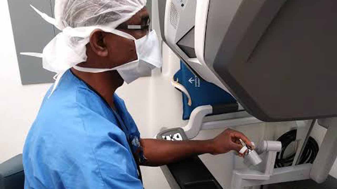 Meet Obinna Igwilo, the Nigerian surgeon disrupting the medical field with robotic surgery