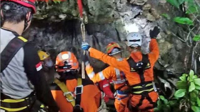 Three students found dead in flooded Indonesian cave | The Guardian ...