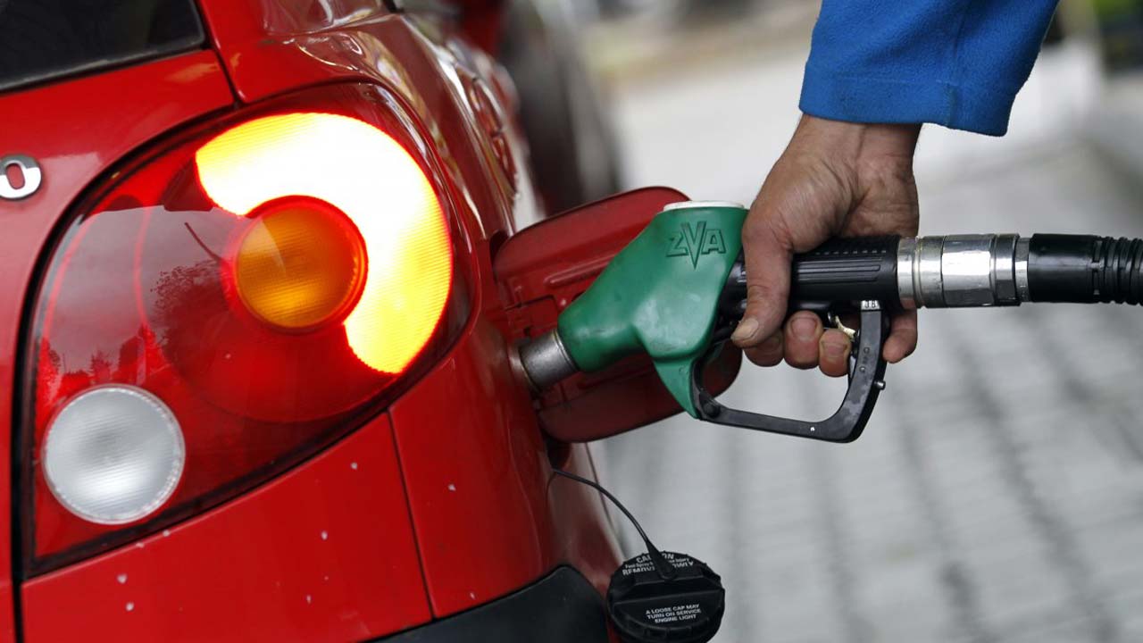 Nigerians shortchanged with fuel price slashNigeria — The ...