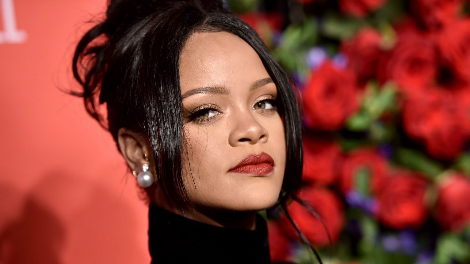 Rihanna: Super Bowl half-time show to mark singer's live return - BBC News