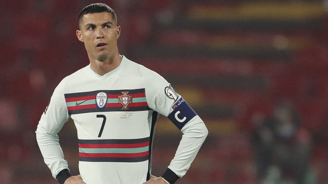 Photo) - Ronaldo sends shirt to sick child after armband is sold