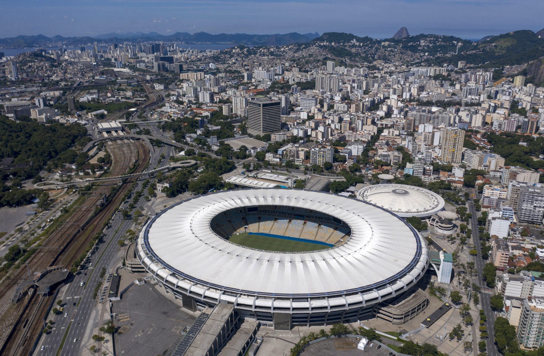 Rio backs off plan to rename Maracana stadium for Pele