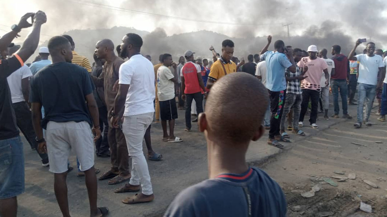 Protesters block highway after kidnapping surgeNigeria — The Guardian  Nigeria News – Nigeria and World News