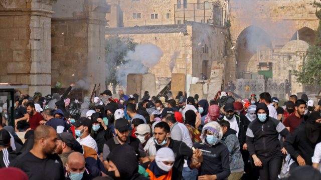 Hundreds hurt in new Jerusalem clashes between Israelis, Palestinians ...